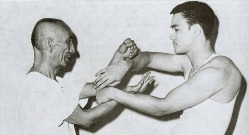 AZILATOR on X: Yip Man é o grande mestre de Kung Fu chinês, mais conhecido  por ser o Mestre do Bruce Lee. Na live de hoje, vamos contar um pouco sobre  a