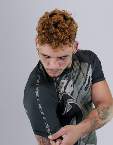 RASHGUARD VENUM GIANT CLASSIC IMPACT MILITARY - MANGA CURTA