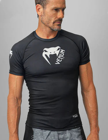 Combo Venum BJJ DARK - Kimono Competidor + Rash Manga Curta por 699,00